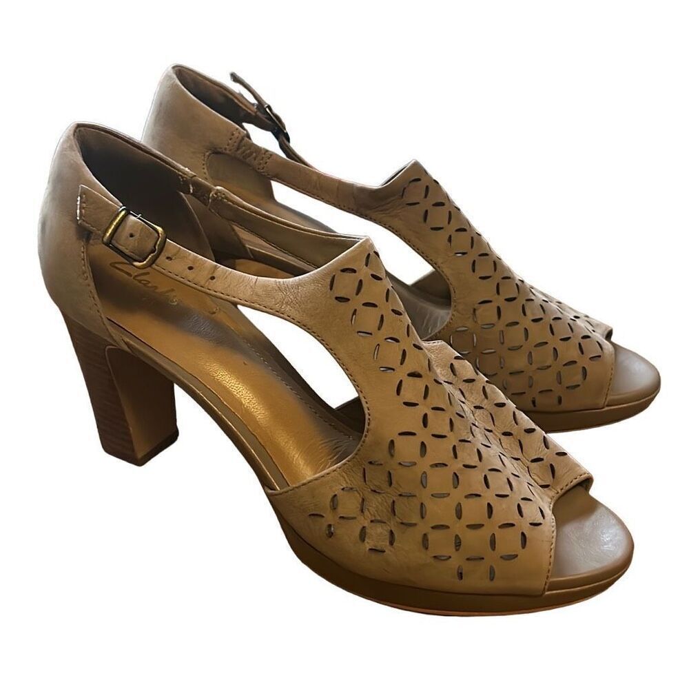 Clarks Artisan Women Beige Leather Laser Cut Peep Toe Block Heel Sandal Size 7.5